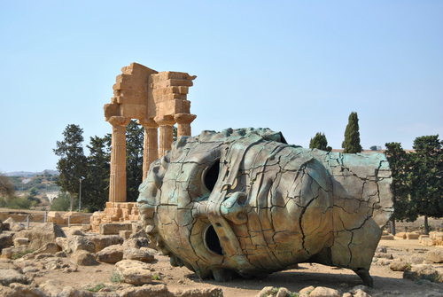 Fallen,Ancient,Greek,Sculpture,Head,Fallen,In,Front,Of,The